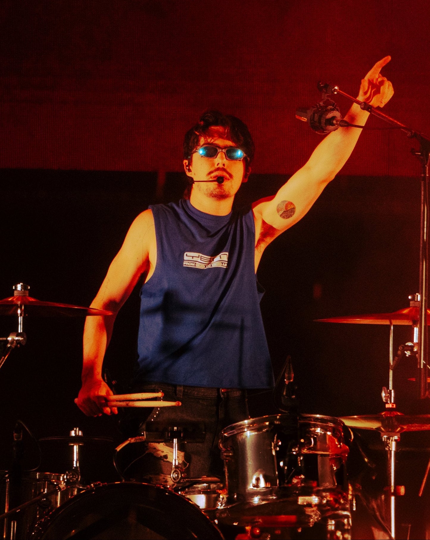 LA CAMISETA AZUL