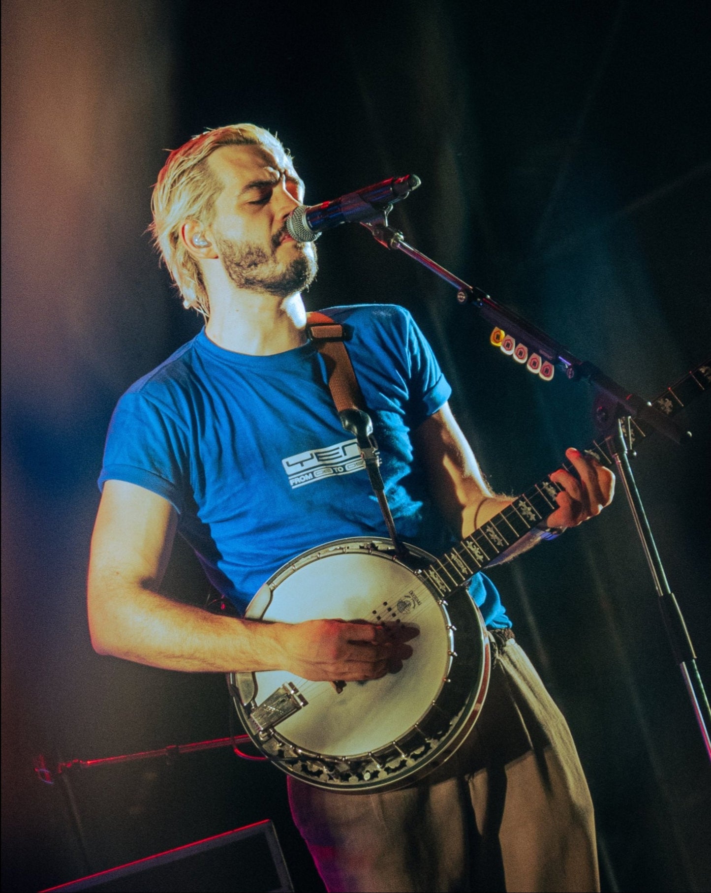 LA CAMISETA AZUL