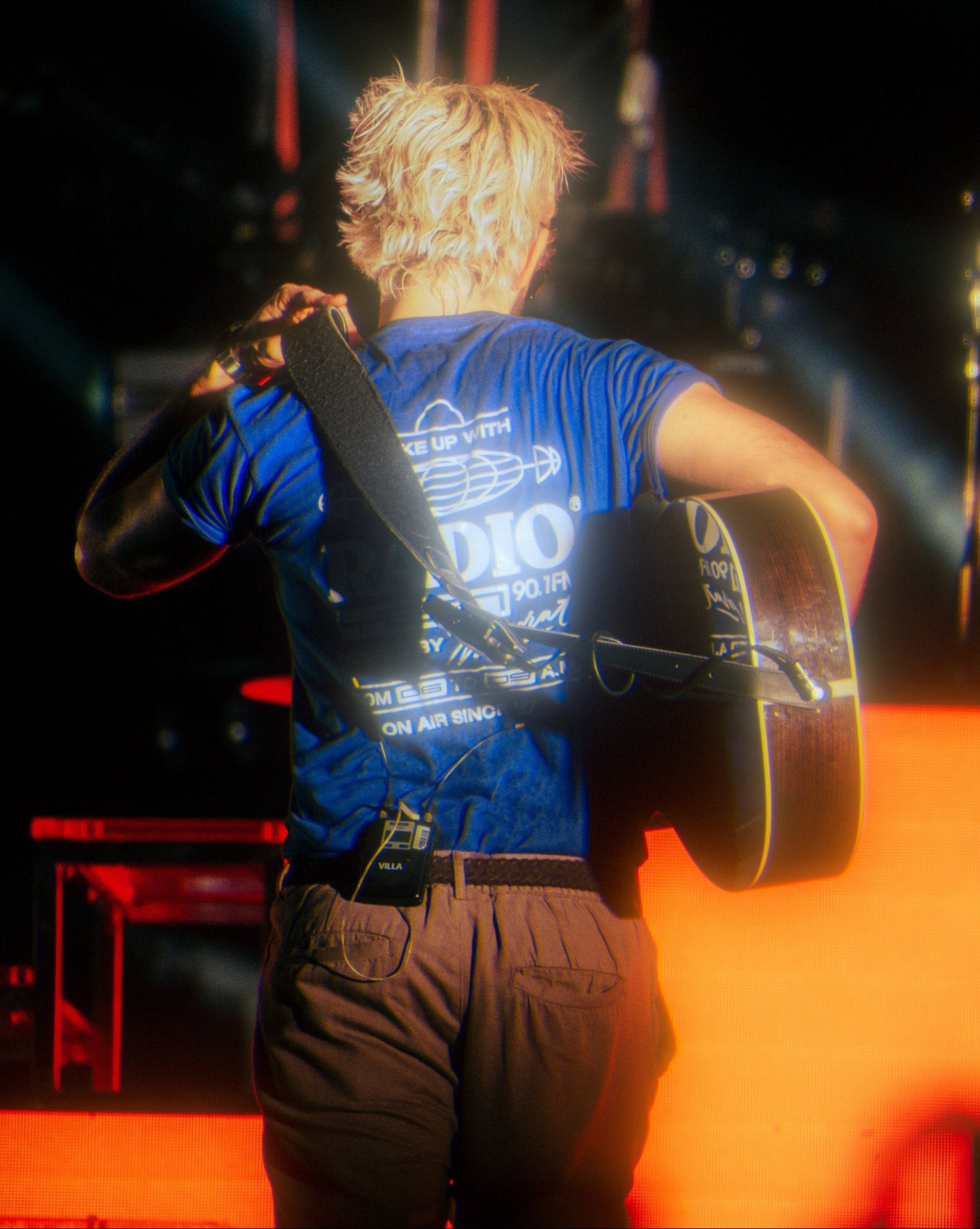 LA CAMISETA AZUL