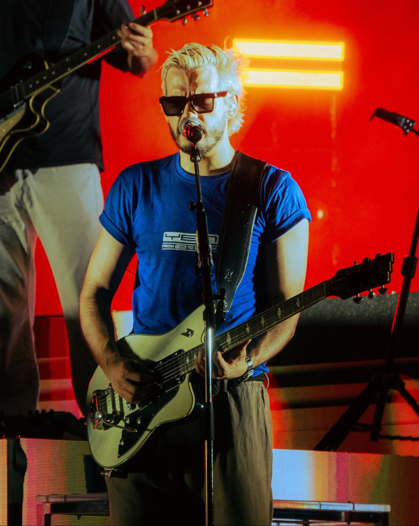 LA CAMISETA AZUL